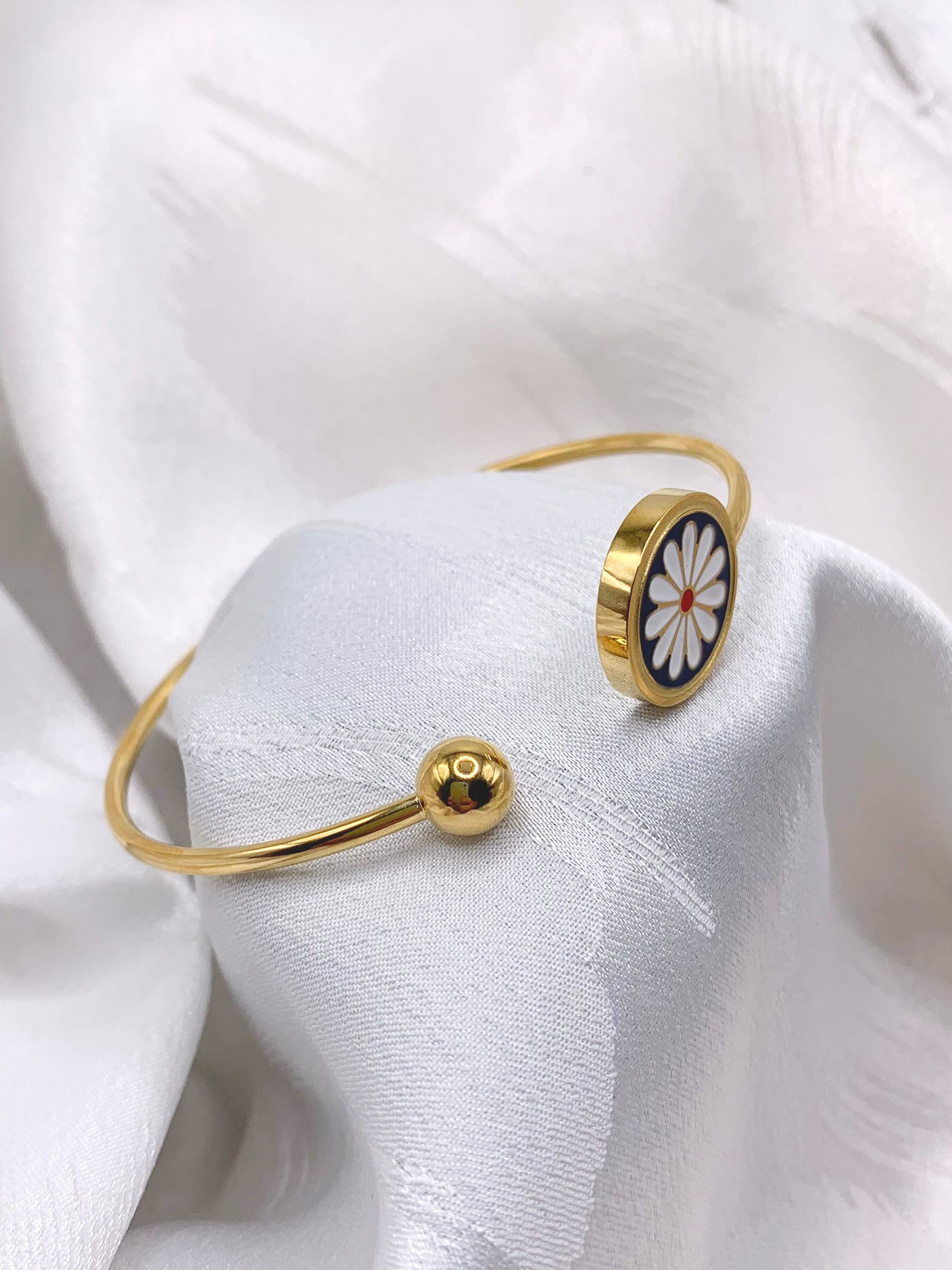 Flower bracelet bangle