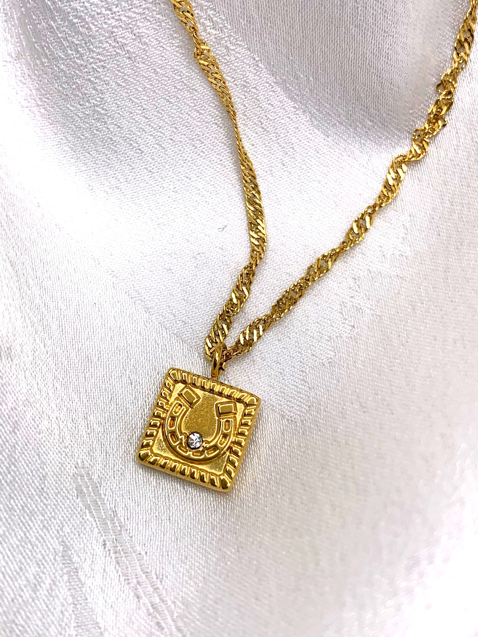 Anchor necklace