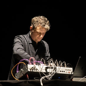 Damian Marhulets – Solo für Turntables, Eurorack-Modularsystem und Machine-Learning-Algorithmen am 13.09.2026, 18:00 Uhr