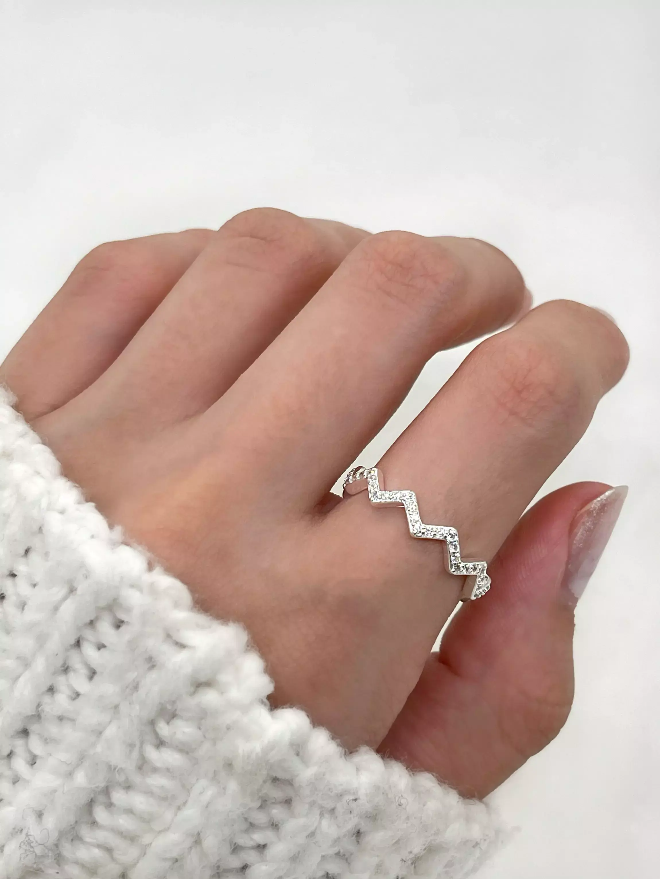 Anel zigzag cravejado