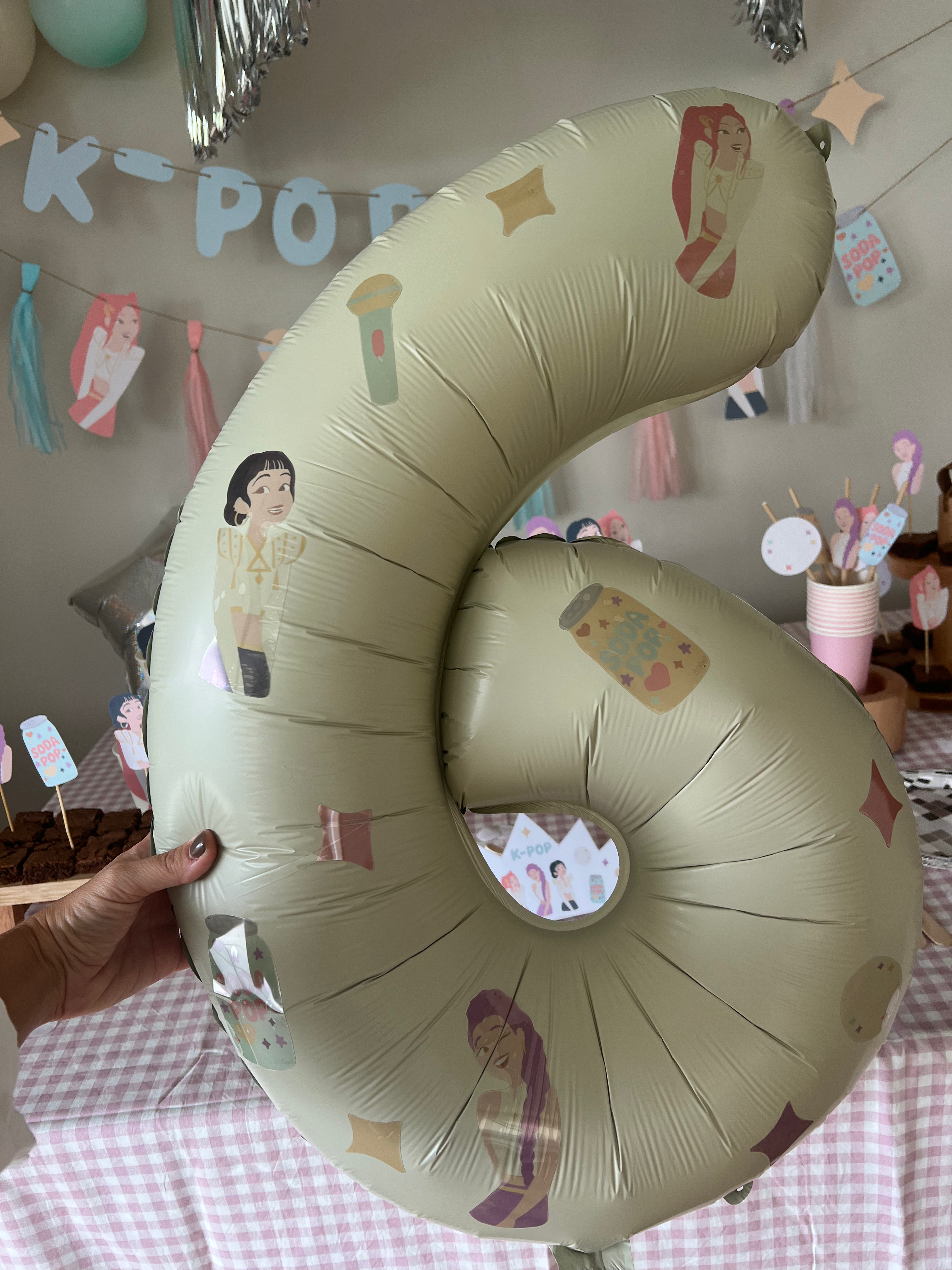 Globo numero con stickers Kpop (globo del 1 al 8)