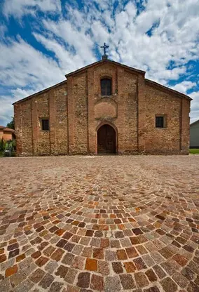 Foto di chiesa romanica presso Volpedo