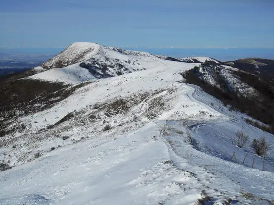 Foto di panorama della Val Curone innevato