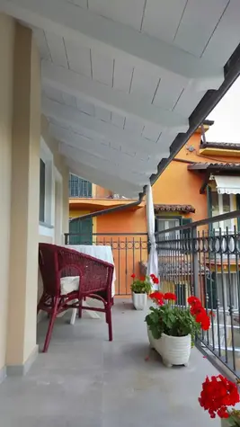 Camera di bed & breakfast, floreale, focus su terrazzo. / Bed and breakfast room, floral theme, with a focus on the terrace.