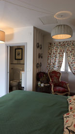 Bed & Breakfast (B&B) - Camera da letto con letto verde e bagno.