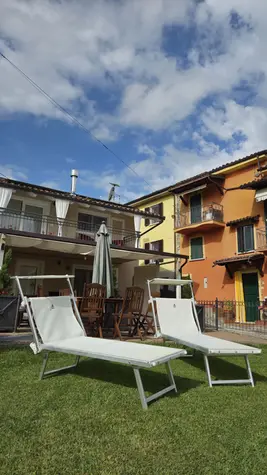 Focus sul giardino, sole, fiori, relax nel bed & breakfast / Focus on the garden, sunshine, flowers and relaxation at the bed and breakfast