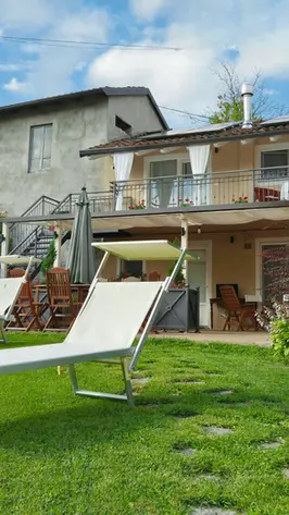 Focus sul giardino, sole, fiori, relax nel bed & breakfast / Focus on the garden, sunshine, flowers and relaxation at the bed and breakfast