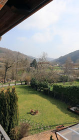 Vista sulla valle con monti, prato e strada