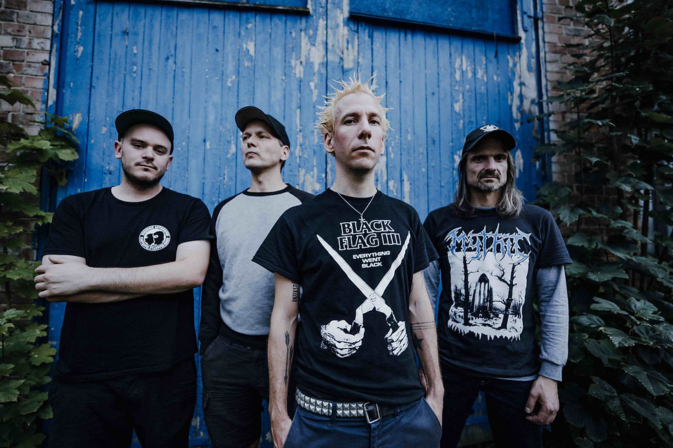 Vie Männer vor einer blauen Wand