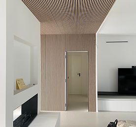 Interni di una villa moderna a Mogliano Veneto progettata dallo Studio Cacurio – Madreforma. Il progetto valorizza gli spazi attraverso un'architettura contemporanea, materiali ricercati, luce naturale e arredi su misura, creando ambienti eleganti, funzionali e pensati per il benessere quotidiano della famiglia.