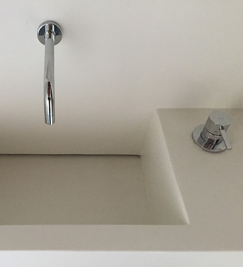 Lavabo in resina su misura dal design moderno ed elegante, progettato da Studio Cacurio a Mira e Dolo.