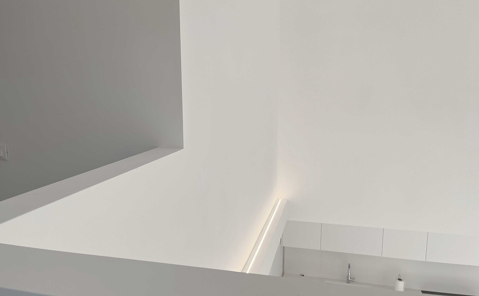 Vista della zona giorno a doppia altezza nella Casa FL a Oriago di Mira, stile minimal progettato dallo Studio Cacurio.