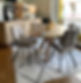 Salle à manger moderne avec table ronde, chaises et tapis
