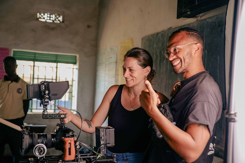 Behind-the-scenes moment tijdens een documentaire-opname met Concern for the Girl Child in Luweero, Uganda.