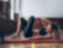 Jeune femme dans le gymnase