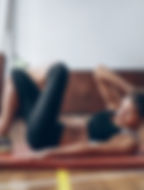 Jeune femme dans le gymnase