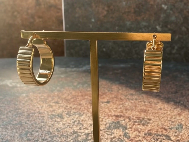 Thumbnail: Ridge Aura Hoops in 18K Yellow Gold