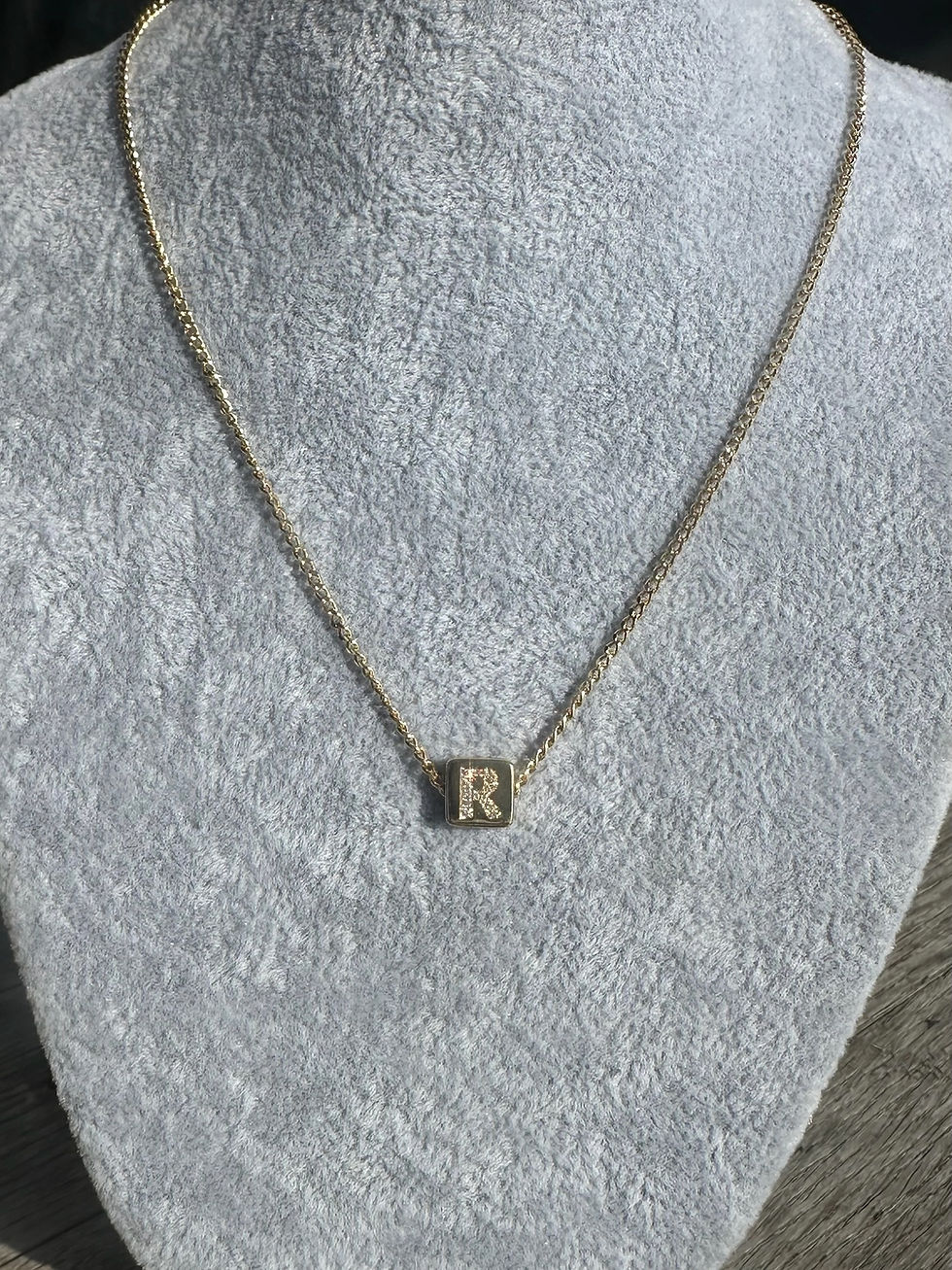 縮圖：Initial Diamond Necklace in 18K Gold