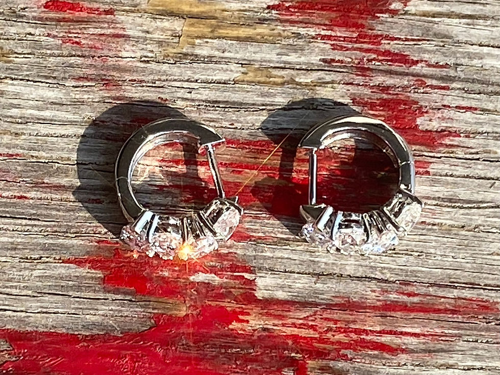 縮圖：Pear Shaped Diamond Hoop Earrings in 18K Gold