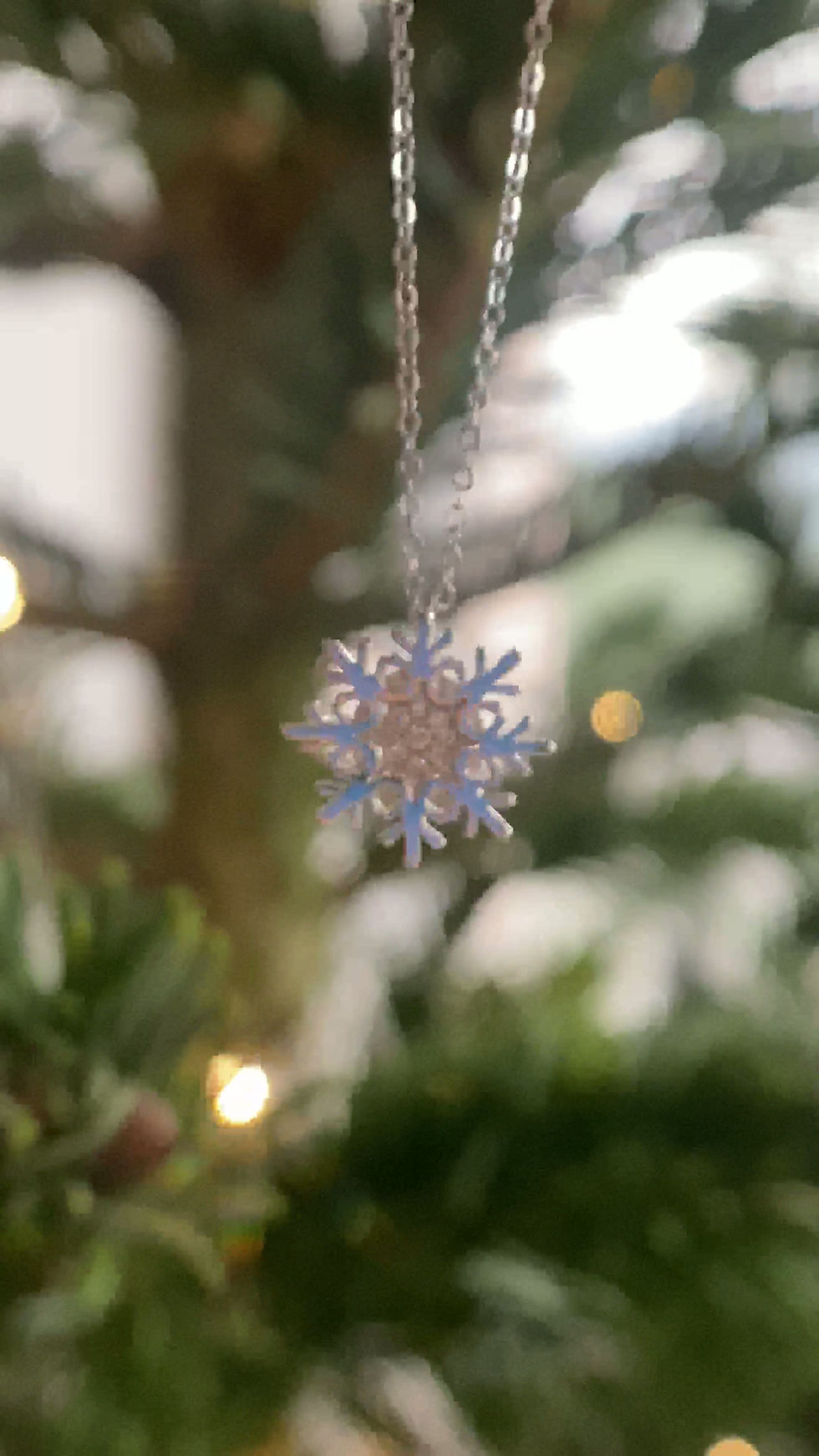 Thumbnail: Snowflake Diamond Necklace in 18K Gold