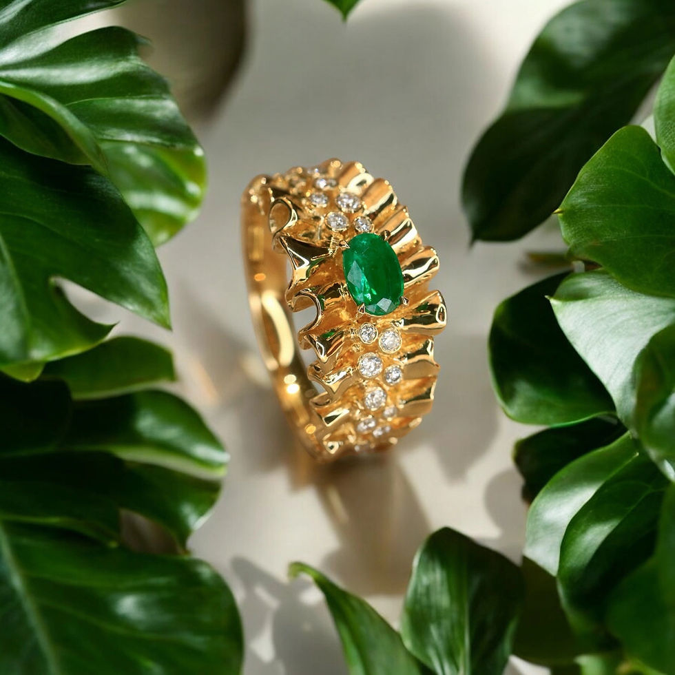 縮圖：Ruffled Diamond Band With Center Emerald in 18K Gold