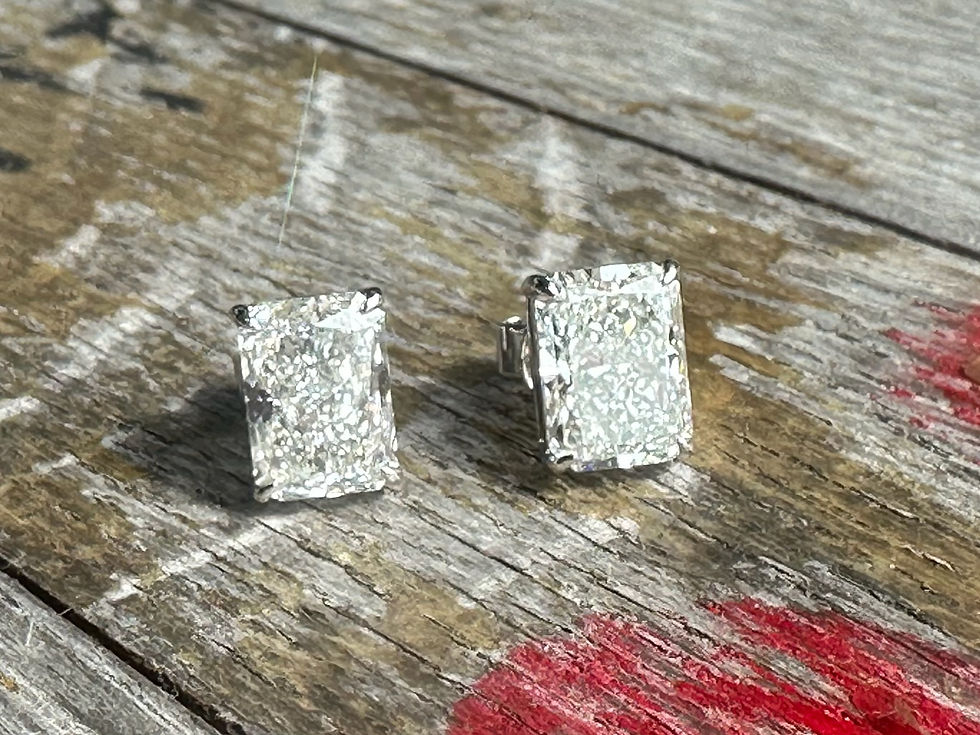 縮圖：Radiant Cut Lab Grown Diamond Stud Earrings in 18K Gold