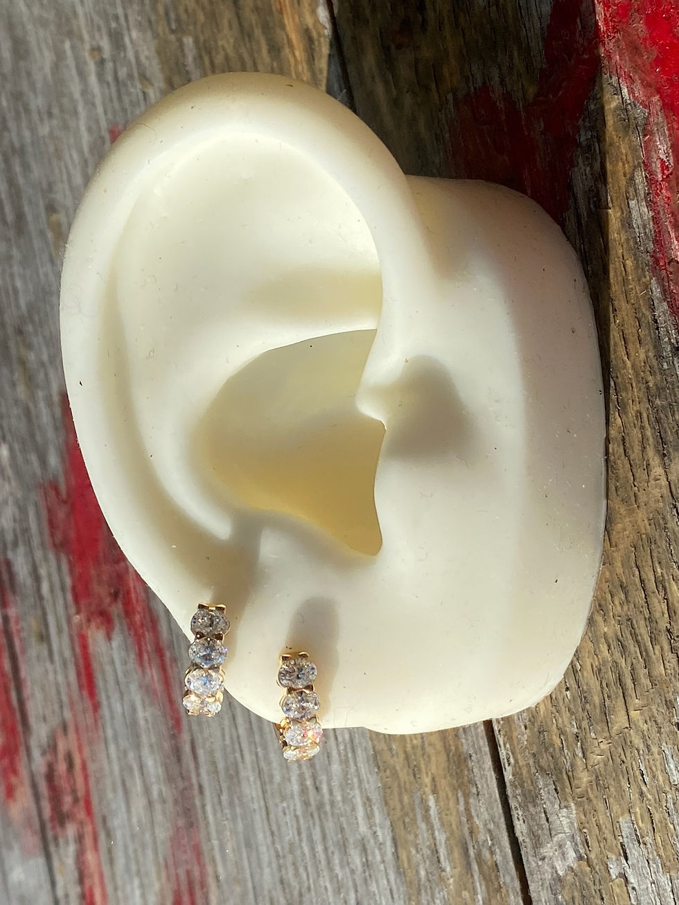 縮圖：Oval Shaped Diamond Hoop Earrings in 18K Gold