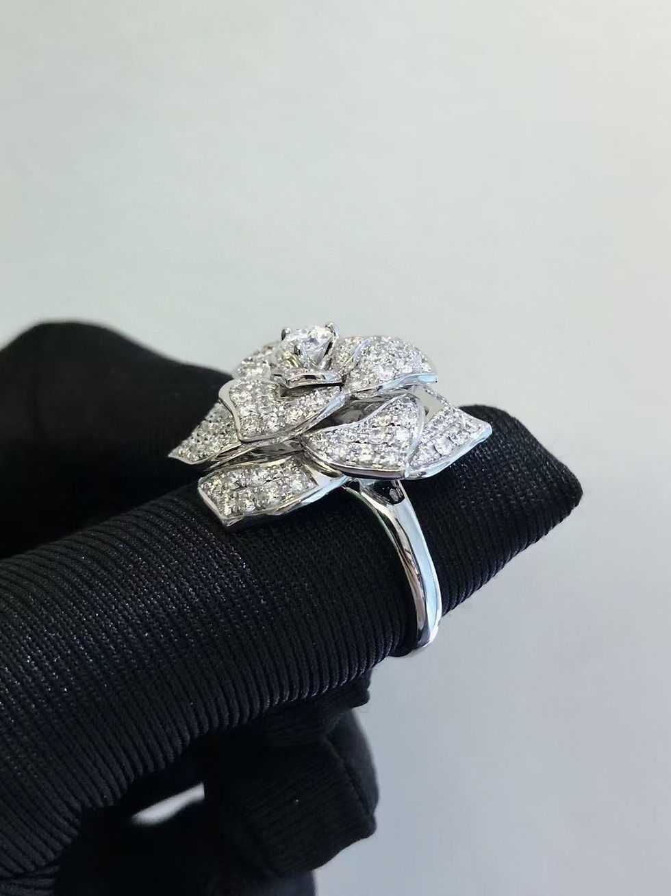 縮圖：Camellia Flower Diamond Ring (Large Size) in 18K Gold