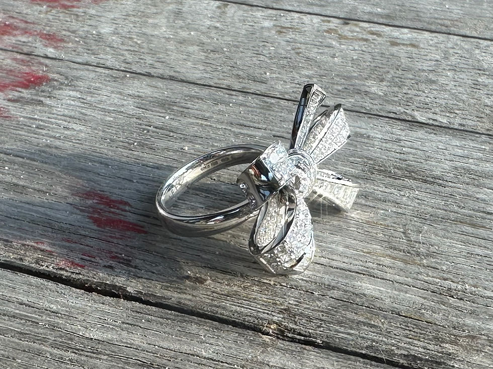 Thumbnail: Bow-tie Diamond Ring in 18K Gold