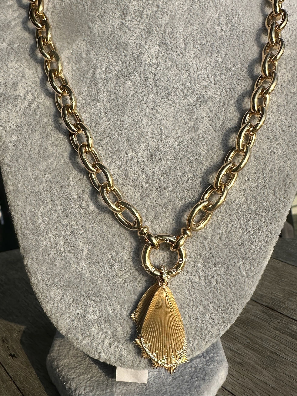 縮圖：Butterfly Wings With Diamond Initial in 18K Gold