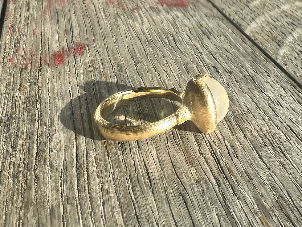 縮圖：Lotus Ring in 18K Gold With Moon Stone