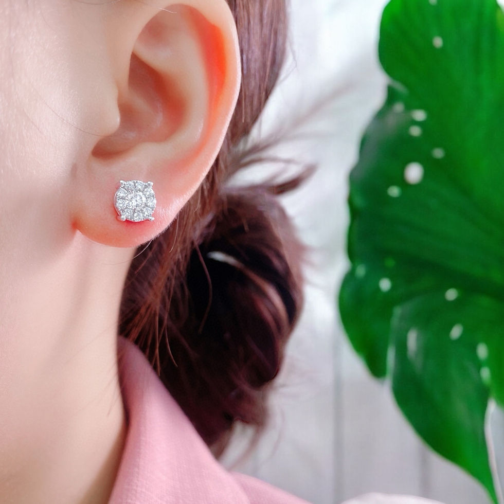 縮圖：Halo Diamond Stud Earrings in 18K Gold