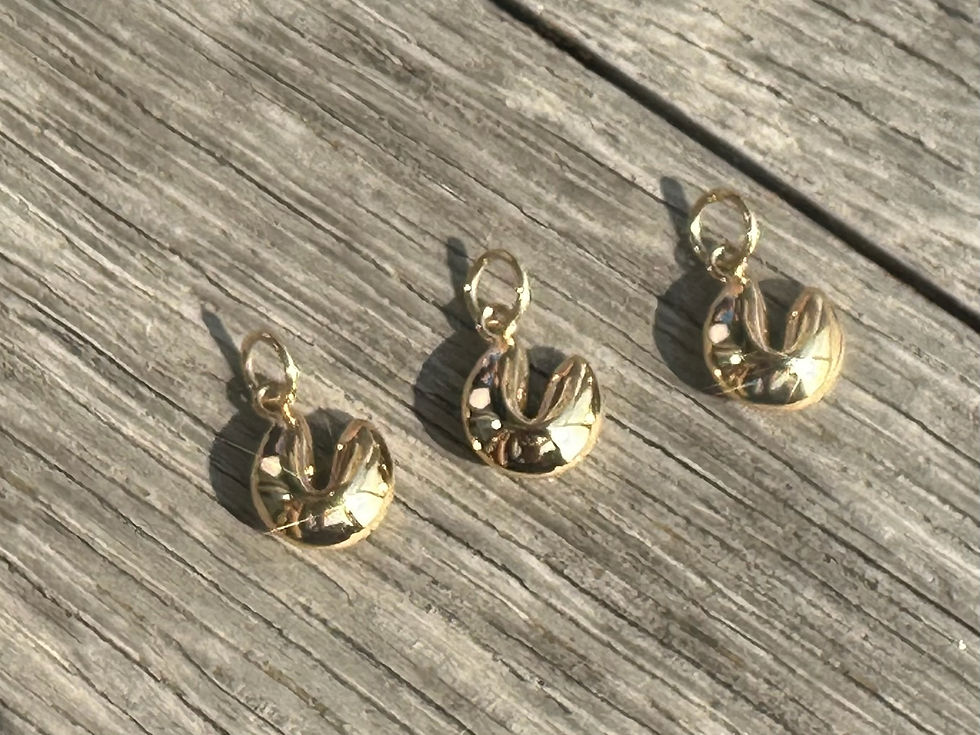 縮圖：Fortune Cookie Charm in 18K Gold