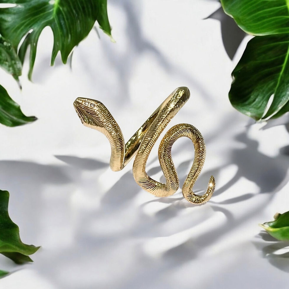 縮圖：Snake Shaped Ring With Diamond Eyes in 18K Gold
