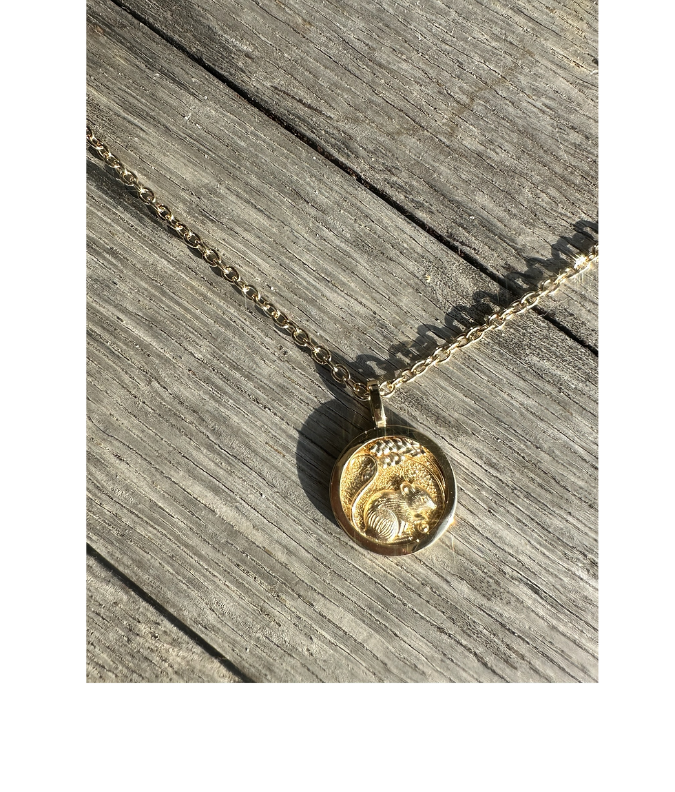 縮圖：Mouse Talisman Pendant in 18K Gold