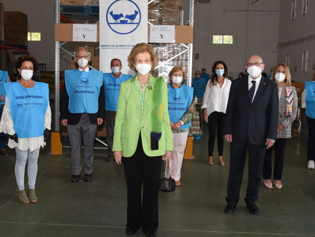 En Toledo, la Reina Sofía conoce el reparto de alimentos a los más afectados por la pandemia
