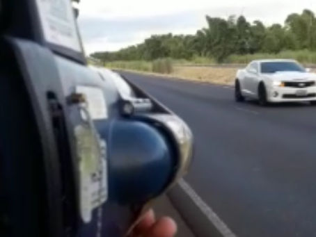 Carro de luxo é flagrado a 202 km/h em rodovia na BR-060.