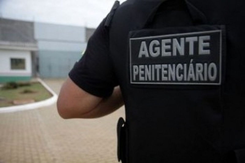Agentes prisionais reclamam que terão salário menor que o previsto no edital do concurso.