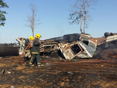 Homem morre após caminhão bater e pegar fogo na BR-153.
