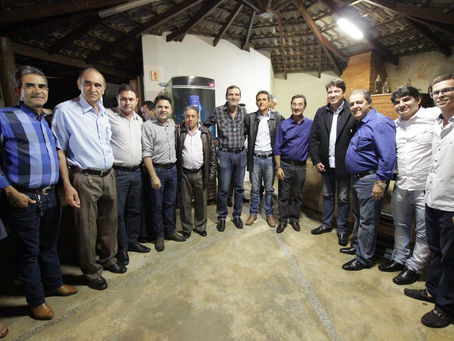 Senador Wilder Morais visita Morrinhos e anuncia recursos para moradia e saúde.