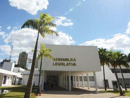 Deputados aprovam projeto que libera uso de chapéu na Assembleia de Goiás.