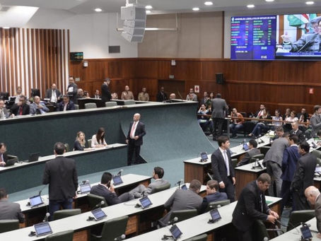 Assembleia derruba propostas que pediam o fim dos auxílios-moradia e mudança de deputados, em Goiás.