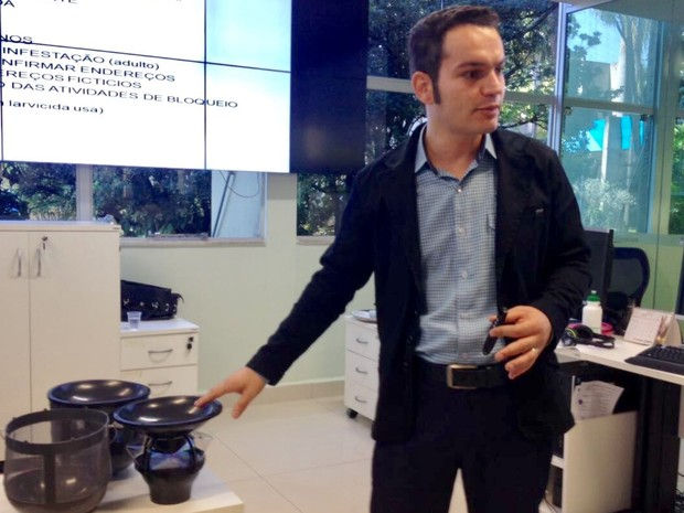 Marcello Rosa, coordenador da Suvisa, mostra a armadilha (Foto: Danielle Oliveira/G1).