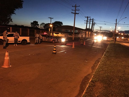 Polícia Militar de Morrinhos realiza blitz, abordagens e busca, a pessoas na entrada da cidade.