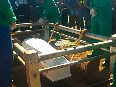 Comoção marca enterro da menina Ana Clara em cemitério de Goiânia
