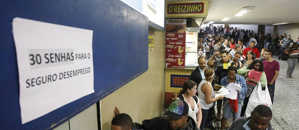 Desempregados fazem fila para receber seguro desemprego.