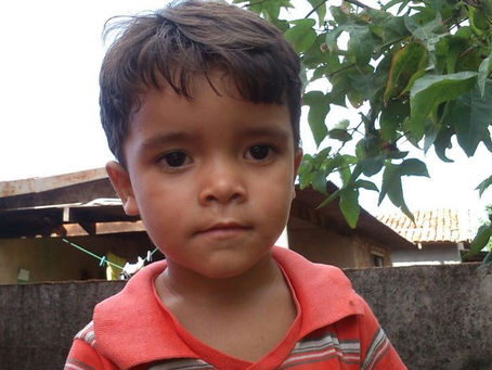 Mãe pede justiça por morte de menino atingido por linha de cerol em Goiás.