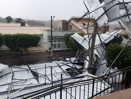Chuva com ventania destelha prefeitura de Pontalina.
