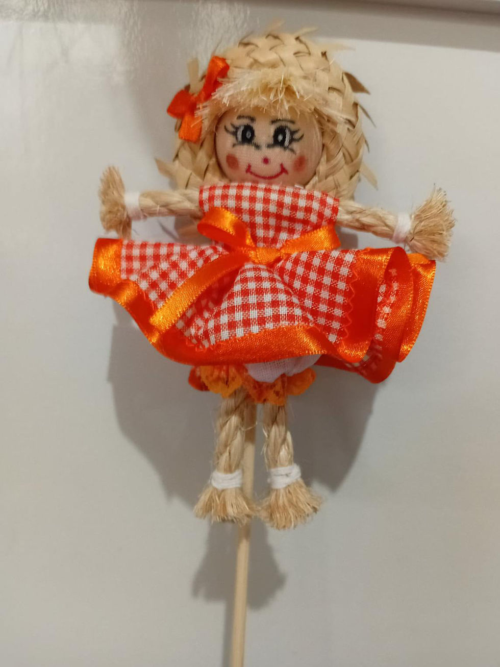 Miniatura: ENFEITE ESPANTALHO BONECA (O) NO PALITO 32CM