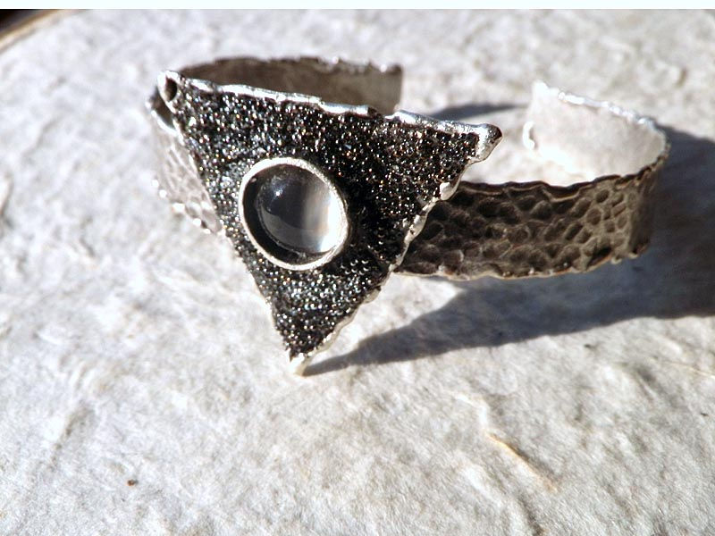 サムネイル： ムーンストーンバングルブレスレット～満月と新月と星屑